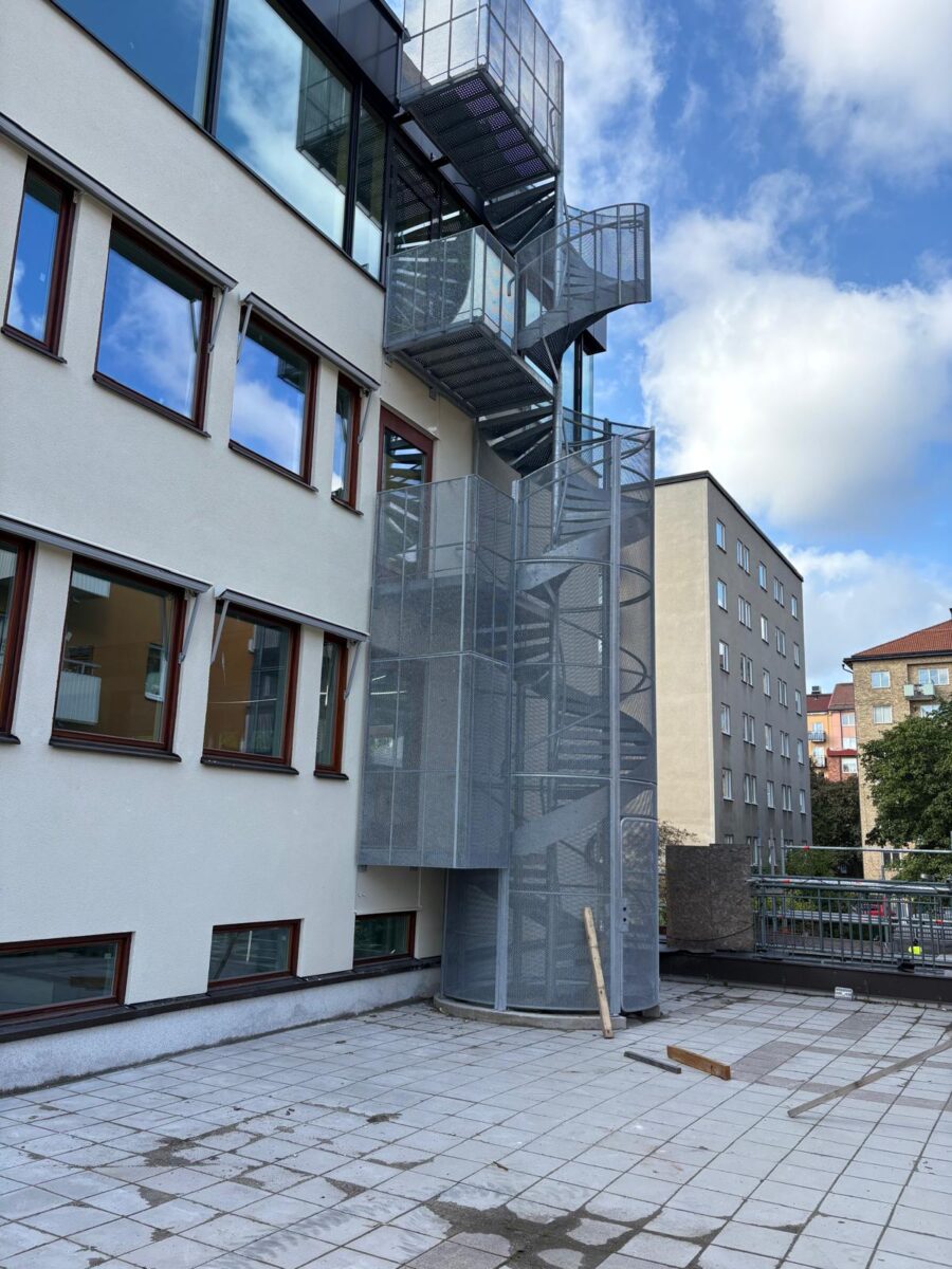 Kierreportaat suojahäkillä