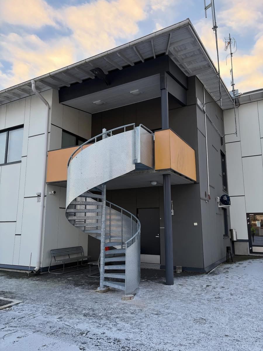 Kierreportaat ulkona